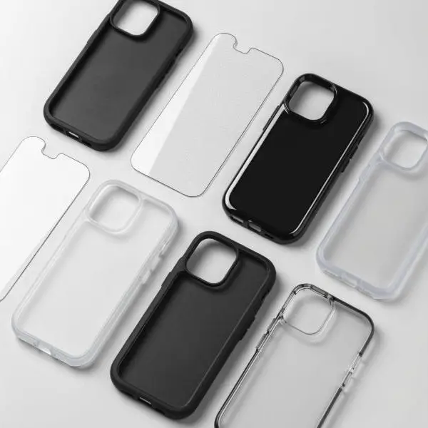 Imagem ilustrativa: capas de celular e películas de vidro em tons de preto, branco e cinza